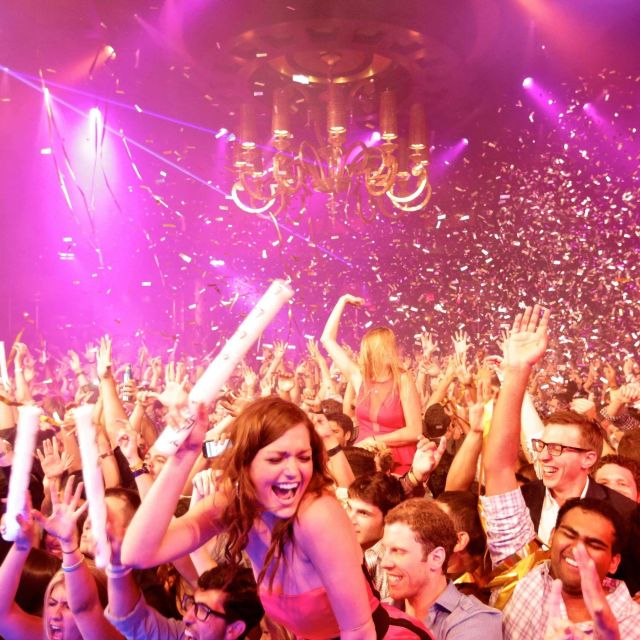 Las Vegas: Nightclub and Bar Crawl with Party Bus and Drinks - The first bar or nightclub: starting with a group