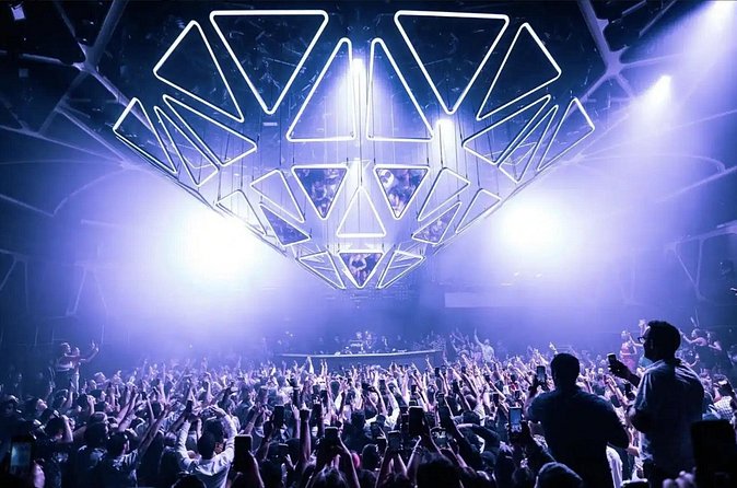 Las Vegas: VIP Club Crawl with Party Bus, Express Entry & Drinks - The host is central to the experience