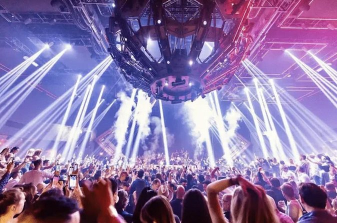 Las Vegas: VIP Club Crawl with Party Bus, Express Entry & Drinks - The night ends at a major club