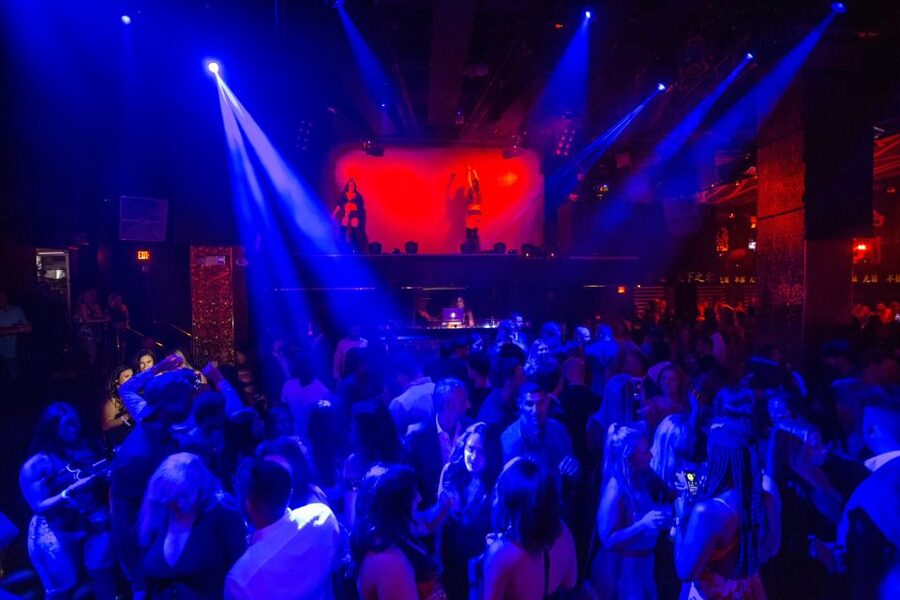 Las Vegas: VIP Nightlife Tour to Bar, Nightclub & Strip Club - The first bar: a gentle start to the evening