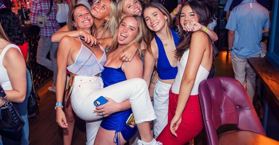 London: 4 Soho Nightclubs Crawl - Meeting the hosts inside Zoo Bar