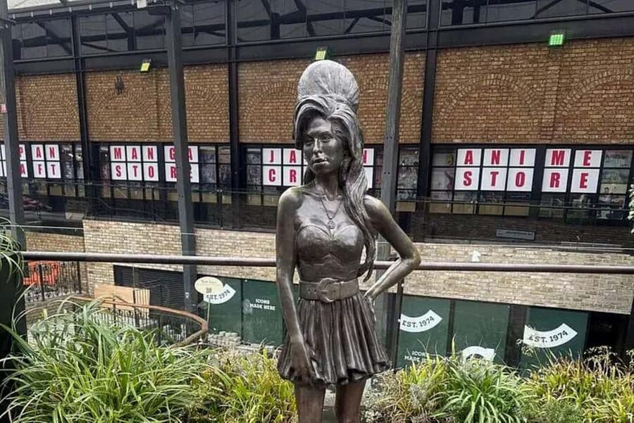 London: Amy Winehouse Bar Tour with Drinks and Snacks - Camden Market and the first photo stop