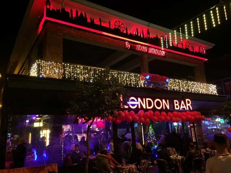 London Bar Meetup: Entry, Safe Original Drink & Transfer - Arriving at London Bar