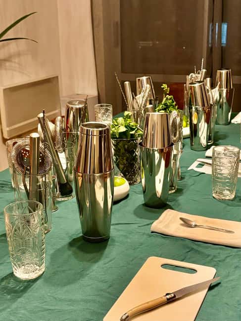 Lyon: Cocktail workshop in your home - Is the workshop really hands-on?