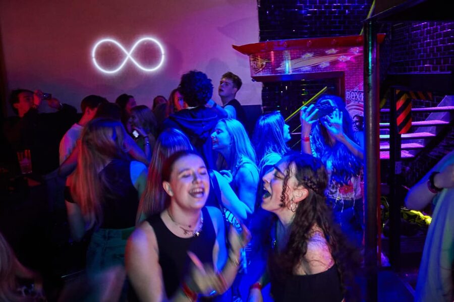 Lyon: Riviera Bar Crawl Party with Free Shots and Vip Entry - Who will enjoy this most