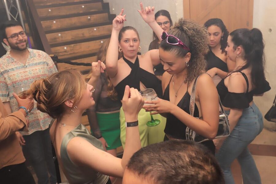 Madrid: Top Pub Crawl with Drinks and Free Nightclub Entry - Guides who shape the night