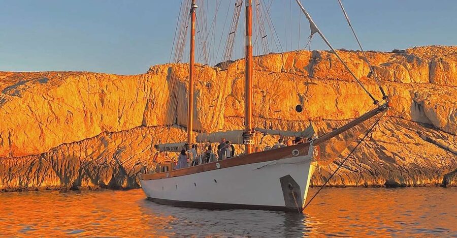 Marseille: Frioul Islands Sunset Cruise with Cocktail Dinner - Setting out from Marseille’s Old Port