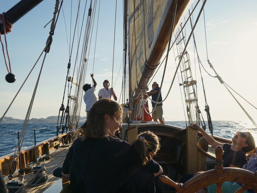Marseille: Sunset Cruise Cocktail-Dinner in Frioul Islands - Key points at a glance