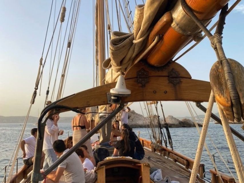 Marseille: Sunset Cruise Cocktail-Dinner in Frioul Islands - Anchoring in a Frioul cove at sunset