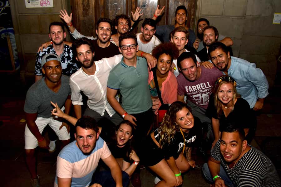 Melbourne: Weekly Bar Crawl: 5 Free shots, Club Entry - The first bars are about meeting people