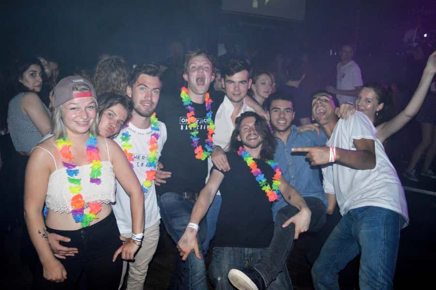 Melbourne: Weekly Bar Crawl: 5 Free shots, Club Entry - Moving through four bars before the club