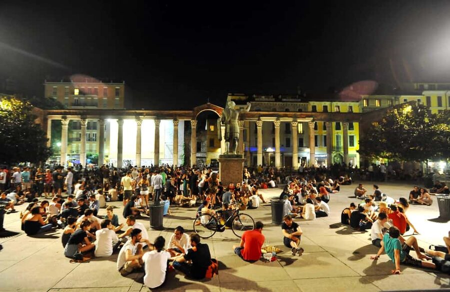 Milan Social Walk: Bars, Squares & Local Vibes - Walking through Navigli after dark