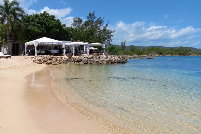 Montego Bay: Bamboo Beach Club with Lunch and Cocktails - Jamaican Food Served at Your Chair