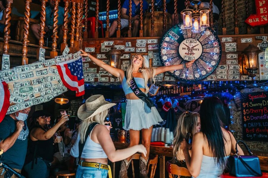 Nashville Bar Crawl: Guided Pub Crawl with Drinks Discounts - The first bar and the useful icebreaker