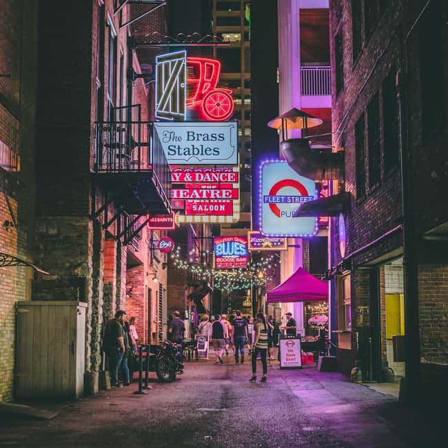 Nashville: Prohibition Cocktail Crawl – Speakeasy Scandals - Printers Alley brings the scandal closer