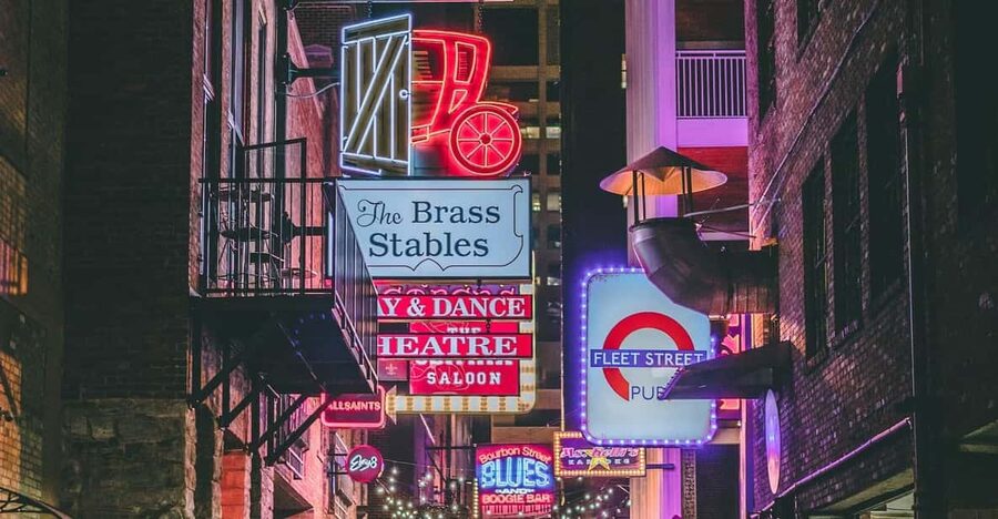 Nashville's Speakeasy Secrets: True Crime Tasting Pub Crawl - The guides are the heart of the evening