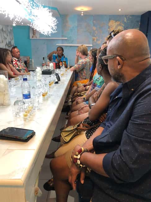 Nassau: Rum Cocktails and Fritter Making Experience - Meeting The Guide By The Queen Victoria Statue