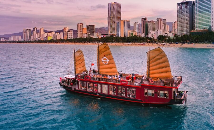 Nha Trang: Romantic Sunset Cocktails and Dinner Cruise - Cocktails, wine, and live violin and guitar