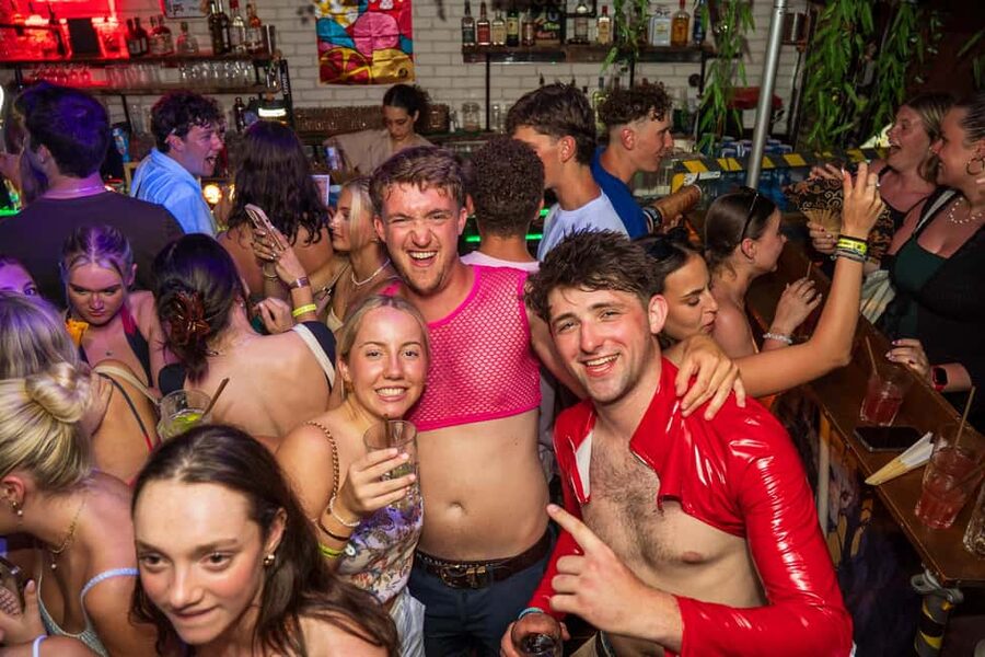 Nice : Yellow Pub Crawl - Social Bars, Games & Meet People - Practical tips for a smoother evening