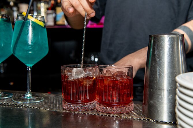 Night Out in Florence: Bar Crawl and City Walk - What the guides add to the night