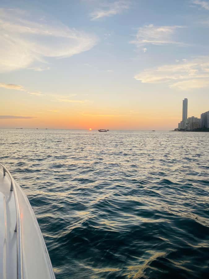 Nightlife: sunset boat party + tour of the old town - Walking through Getsemaní after dark