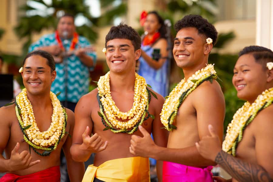 Oʻahu: Nā Lei Aloha Lūʻau & Dinner or Cocktail Show Option - The lei greeting sets the tone