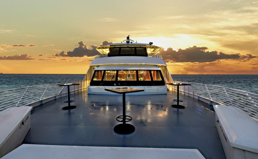 Oahu: Friday Night Fireworks Cocktail Cruise - The 90-minute route along Honolulu’s coast