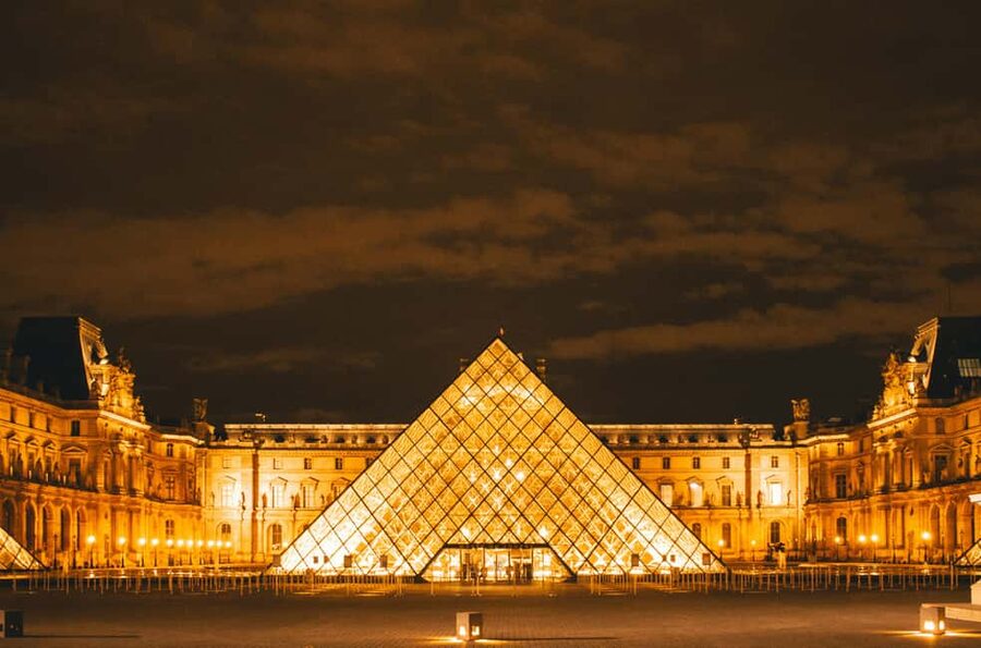 Paris: Darkest Tales,A Night of Secrets & Legendary Bar Tour - Who should book this evening walk?