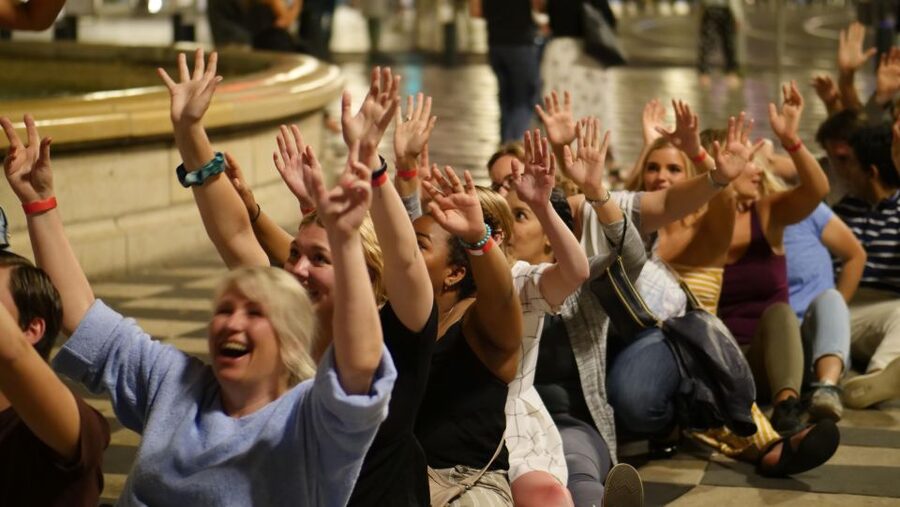 Paris: Guided New Year's Eve Bar Crawl with Drink - Meeting at Bull’s Brothers Pub