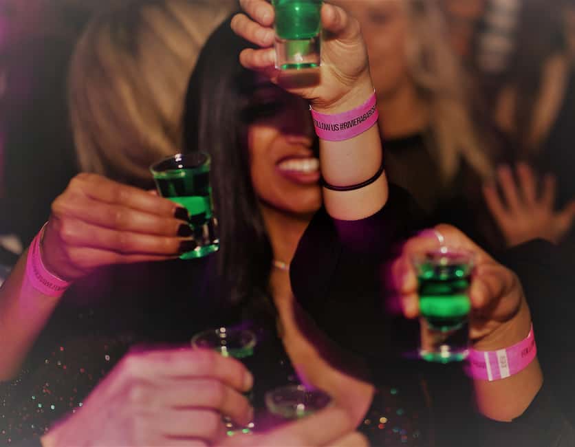 Paris: Latin Quarter Guided Pub Crawl to Bars and Clubs - Meeting people when you arrive alone