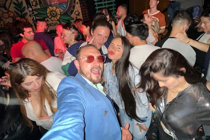 Party Crawl: 6 Nightclubs, DiscoTruck, AfterParty, 1h Openbar pub - Arriving in Zona T around 10 p.m.