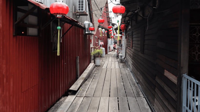 Penang: Georgetown Foodie Walking Tour with a Cocktail - The Clan Jetties and the water-side finish