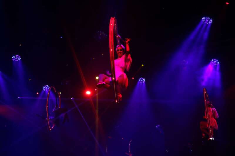 Playa del Carmen: Coco Bongo Nightclub Experience - The Main Show: Acrobatics, Pop Tributes, and Confetti