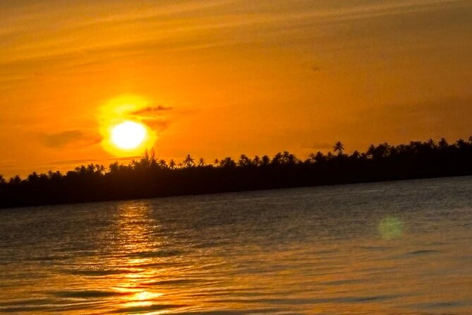 Polynesian atmosphere in Bora Bora Lagoon, Tapas and Cocktail - Why this Bora Bora sunset cruise works