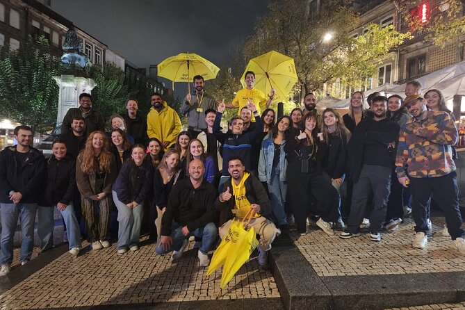Porto Pubcrawl: 5h,7 Drinks,4 bars &Skip the line Club Entry - Two bars and four drinks at Largo de Alberto Pimentel