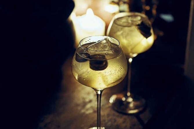 private groupe explore hidden bars & speakeasies in Paris - A private setting with a personal pace