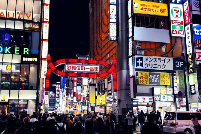 [Private]Shinjuku Golden Gai Bar Hopping w/ Japanese Local Guide - Meeting at JR Shinjuku East Exit at 7 p.m.