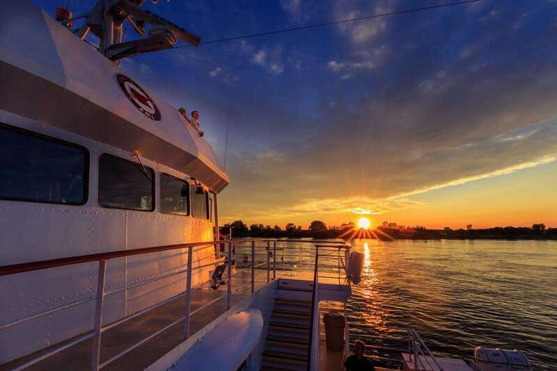 Québec City: 2-Hour Cocktail & DJ Evening Cruise - Boarding for a summer evening on the river