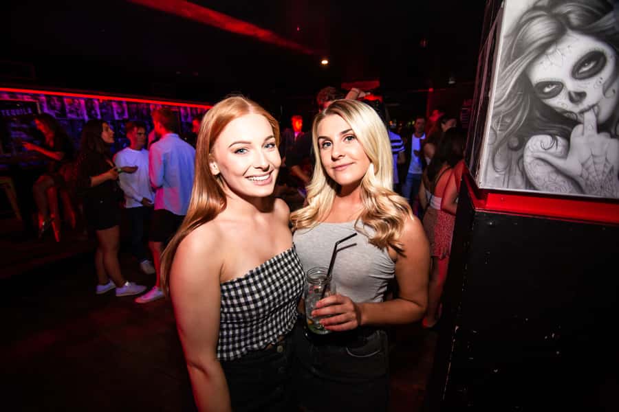 Queenstown: Bar Crawl with 5 Free Shots and Pizza - Meeting at The London at 9 PM