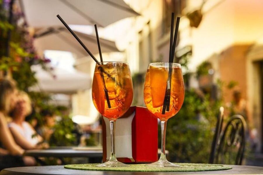 Rome: Evening Walking Tour with Cocktails and Local Guide - Key points at a glance