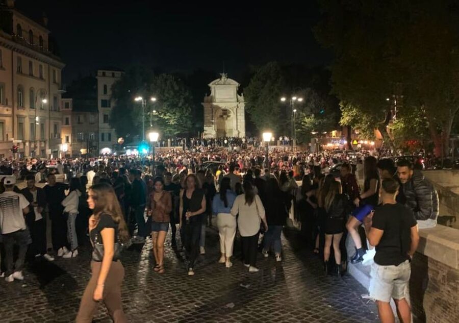 Rome: Guided Bar Crawl in Trastevere - The first bar and the drinking games