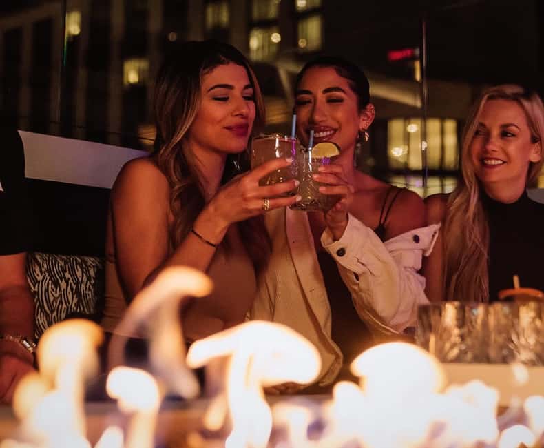 San Diego: Downtown Bar Crawl Party Pass - Guided Route or Freestyle Night?
