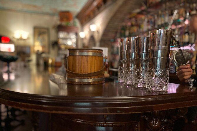 Savannah Walktails & Bar Bites Guided Happy Hour Tour - Guides who add humor and local color