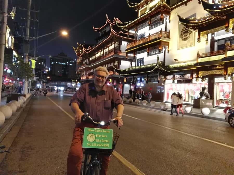 Shanghai: 4-Hour Nightlife Adventure & Tasting Bike Tour - A Shanghai snack and a street-food stop