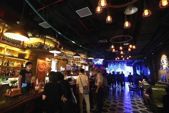 Shanghai bar hopping tour in the former french concession - Meeting at Fumin Road