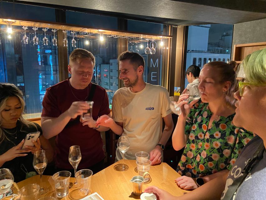 Shinjuku: bar hopping night tour at Japanese Izakaya - Small bars and local conversation