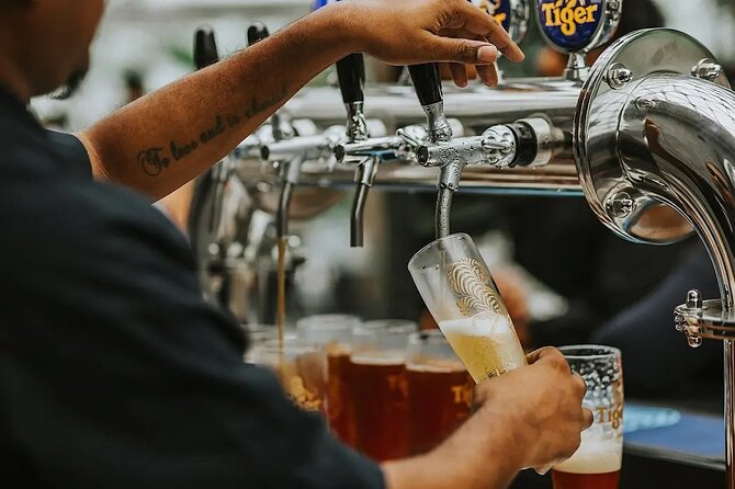 Singapore Nightlife: Street Food, Night Views and Drinks - Raffles Place: finishing in a tucked-away bar