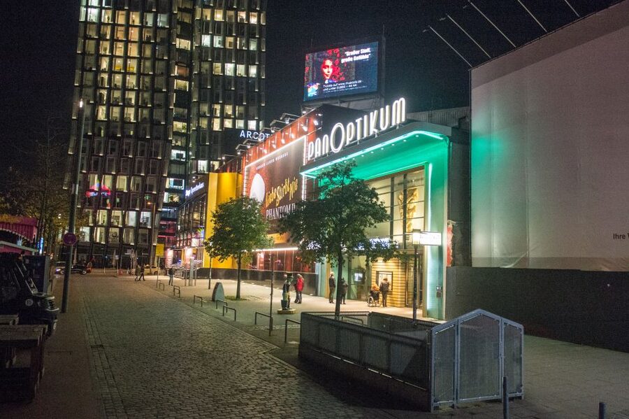 St. Pauli Nightlife Tour with Drag Queen in German - Humor, Honesty, and the Possible Drawbacks