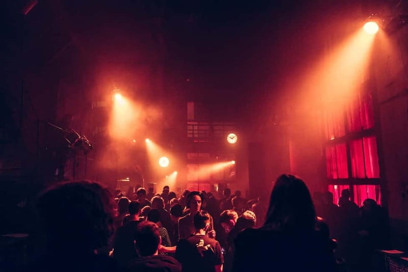 Tbilisi: Nightlife Highlights Tour with Welcome Drinks - What makes the local guides valuable
