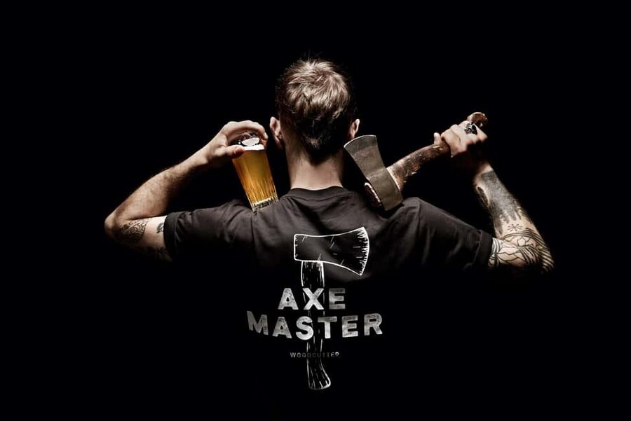 Throw axes & enjoy drinks in Cologne's first axe-throwing bar - Arriving at Cologne’s first axe-throwing bar
